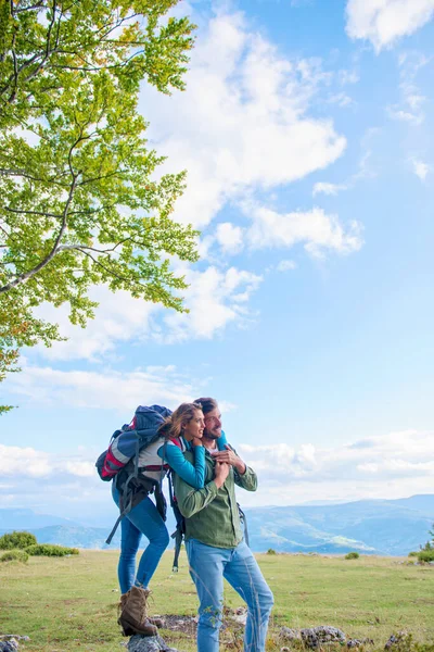 Happy couple randonnée et profiter d'une vue sur la vallée — Photo