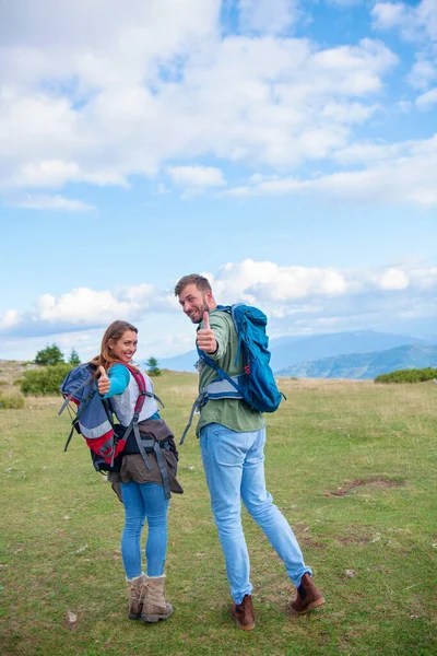 Happy para piesze wędrówki i ciesząc się widokiem na dolinę — Zdjęcie stockowe