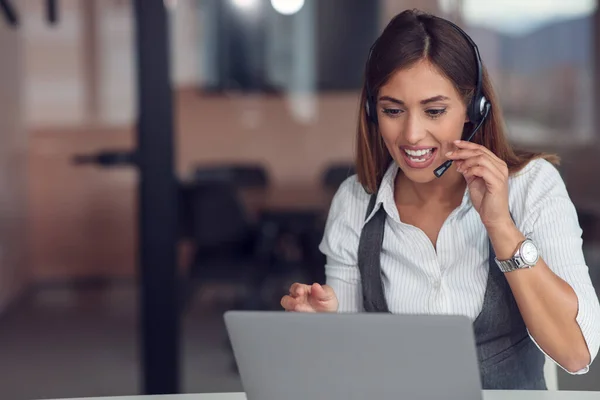 Retrato de mujer enfocada en auriculares participando en webinar en oficina — Foto de Stock