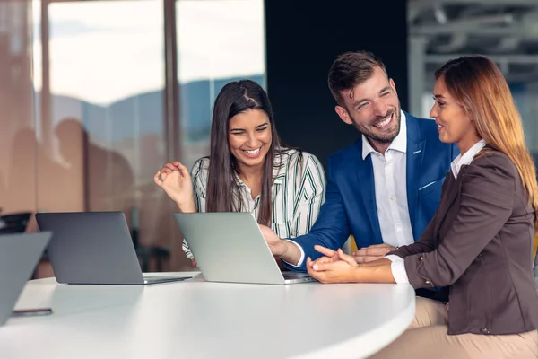 Equipo de negocios reuniéndose en la oficina. Diversidad. — Foto de Stock