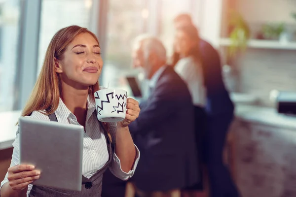 Mujer de negocios sosteniendo una taza de café y archivos — Foto de Stock