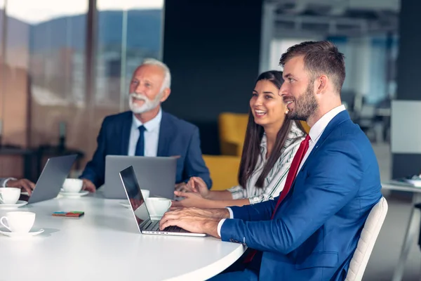 Equipo de negocios reuniéndose en la oficina. Diversidad. — Foto de Stock