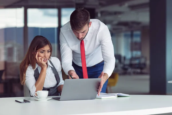 Jeunes gens d'affaires travaillant ensemble sur ordinateur — Photo