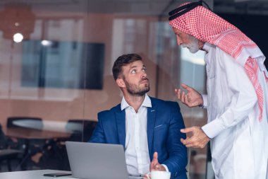 Yetişkin Ortadoğulu işadamı toplantıda ghoutra giyiyor