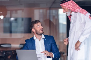 Yetişkin Ortadoğulu işadamı toplantıda ghoutra giyiyor