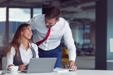 Bilgisayarda birlikte çalışan genç iş adamları