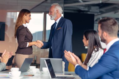 İş ekibi ofisinde toplantı yapıyor. Çeşitlilik.