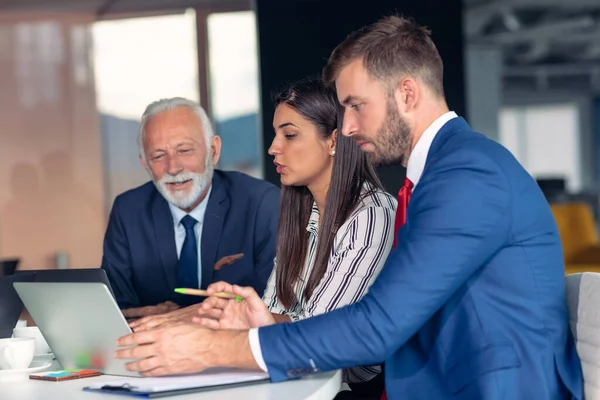 Il team di lavoro si riunisce in ufficio. Diversità. — Foto Stock