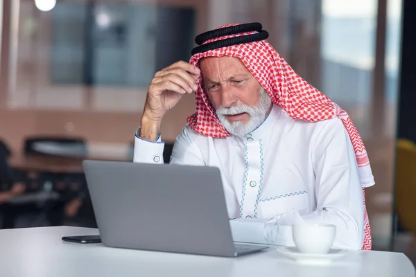 El hombre de negocios árabe es aburrido en la oficina moderna. Cansado. — Foto de Stock