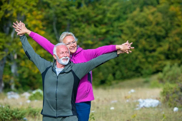 Happy senior couple smiling outdoors in nature. Grandparents, autumn. — Stock Photo, Image