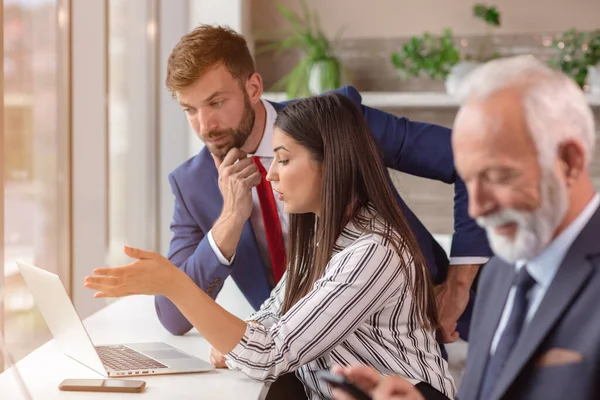 Retrato de un grupo de diversos colegas corporativos de pie junto a la ventana en una mesa en una oficina moderna y luminosa —  Fotos de Stock