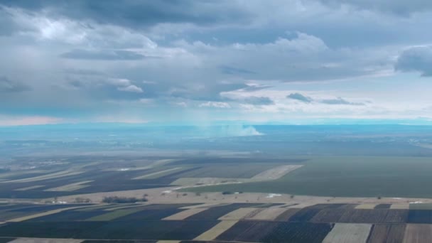 Lecące nisko nad sopring fiald z pięknym chmurnym niebem - widok z lotu ptaka — Wideo stockowe