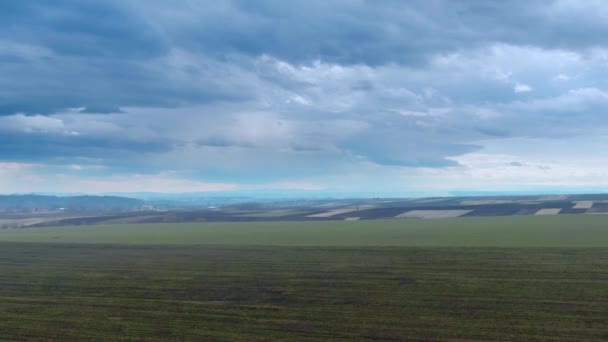 Voler à basse altitude au-dessus d'un fiald sopring avec un beau ciel nuageux - vue aérienne — Video