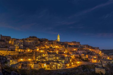 Antik Matera kasabası, Sassi di Matera geceleri, Basilicata, güney İtalya