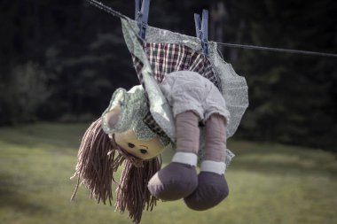 Çocuk şiddeti kavramı. Terk edilmiş kızıl saçlı bebek. İpte asılı duruyor.