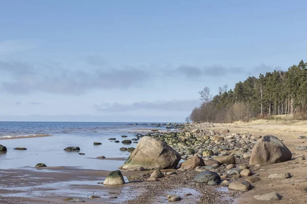 Piękny, morski krajobraz w słoneczny, wiosenny dzień. Łotwa, Morze Bałtyckie — Zdjęcie stockowe
