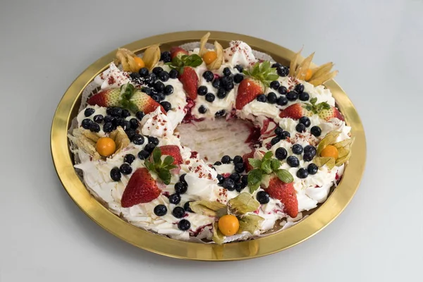 Coroană delicioasă de tort pavlova de vesel francez și frișcă, decorată cu căpșuni, afine și fitalis, vedere de sus — Fotografie, imagine de stoc