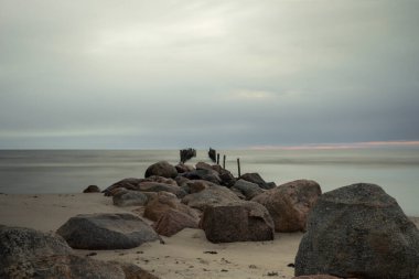 Eski bir iskelenin kalıntıları, sahildeki eski dalgakıran direkleri, Lapmezciem, Letonya