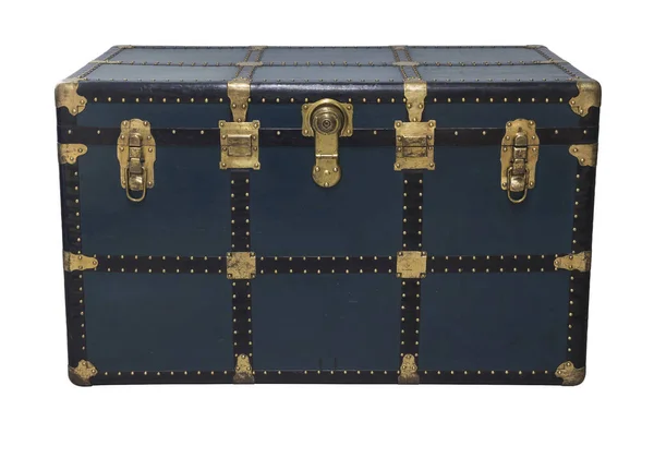 Antika Tin Seyahat Sandığı beyaz arka planda izole edilmiş.