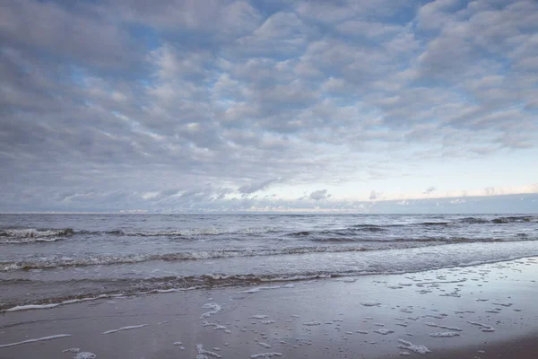 Mar Báltico al amanecer en la playa de Letonia. — Foto de Stock