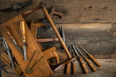 Ahşap masa arka planında kopyalama alanı olan Joinery araçları