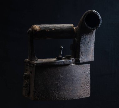 Siyah saplı eski moda paslı demir.