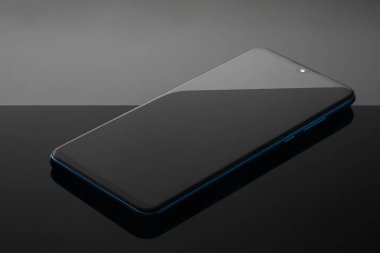 Cep telefonu kablosuz iletişim teknolojisi ve taşınabilirlik ofis konsepti - siyah arkaplanda akıllı telefon