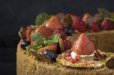 Kremalı, çilekli ve şekerli bisküvi keki.