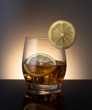 Limonlu buzlu viski.