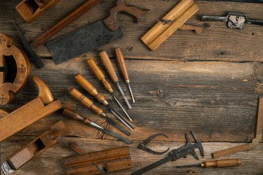 Ahşap masa arka planında kopyalama alanı olan Joinery araçları