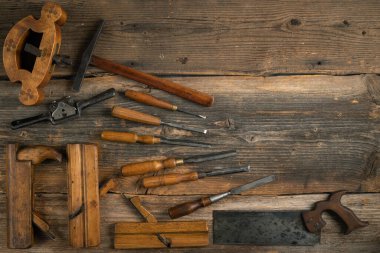 Doğrama, eski marangozluk araçları ahşap masa zemininde kopyalama alanı ile