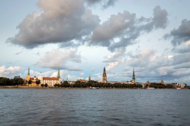 Letonya, Riga 'daki nehirde yansıyan aydınlık nehir kıyısına bak