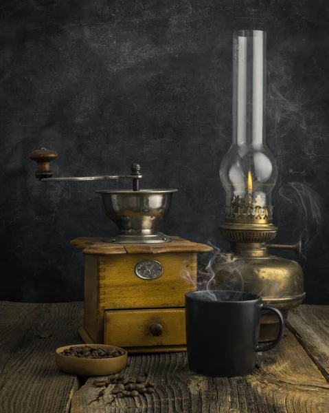 Antike Kaffeemühle Mit Dampfendem Kaffee Und Kaffeebohnen Stillleben — Stockfoto