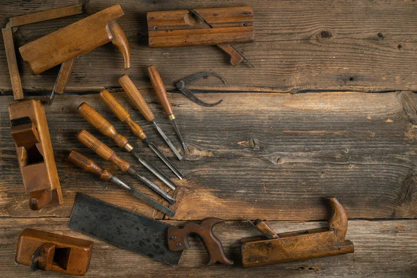 Doğrama, eski marangozluk araçları ahşap masa zemininde kopyalama alanı ile