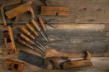 Ahşap masa arka planında kopyalama alanı olan Joinery araçları