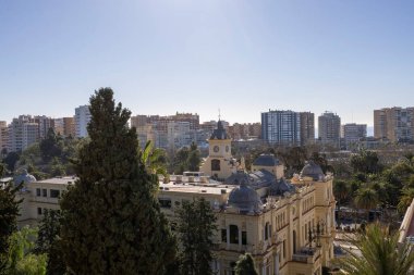 İnsanlar Malaga 'da modern binalar ve eski mimarinin bir karışımını görebilir. Açık bir günde güneş parlarken uzun ağaçlar gölge sağlar. Sahne şehri canlı ve canlı gösteriyor..