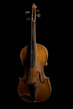 Antika bir keman belirgin bir şekilde siyah bir zemin üzerinde duruyor. Karmaşık ahşap işçiliği ve yıllanmış güzelliğini vurguluyor. Teller ve boyun müzikal tarih ve sanatın hikayesini gözler önüne seriyor..