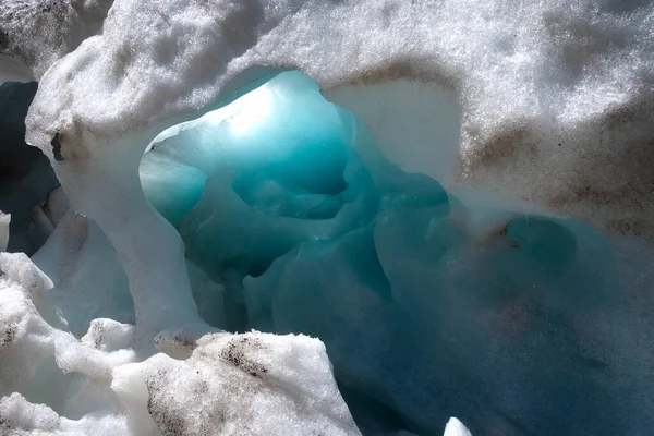 俄罗斯高加索地区多拜的阿利贝克冰川的高山冰川中的冰雪 — 图库照片