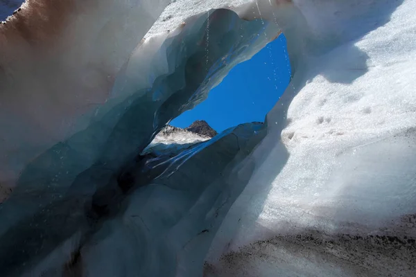 俄罗斯高加索地区多拜的阿利贝克冰川的高山冰川中的冰雪 — 图库照片