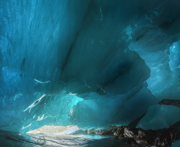 山の氷河の中に青い氷河の洞窟の洞窟の洞窟 Alibek Dombay — ストック写真