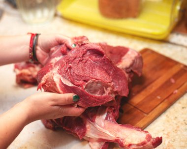 Bir parça taze domuz eti. Mutfakta kesilmiş.