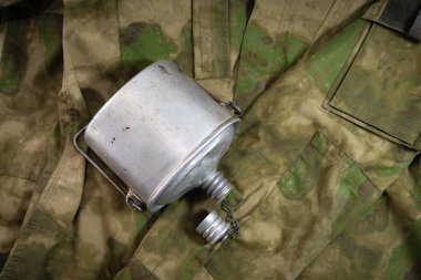 Ordu, kamuflaj ceketinin üzerine melon şapkalı matara koydu.