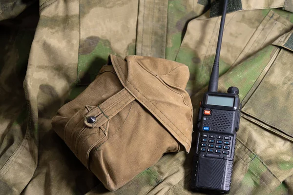 Черное Ручное Радио Лежит Рядом Фляжкой Военной Камуфляжной Куртке — стоковое фото