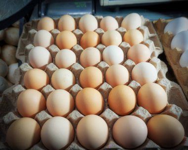 Pazarda özel bir tepside tavuk yumurtası satılır.