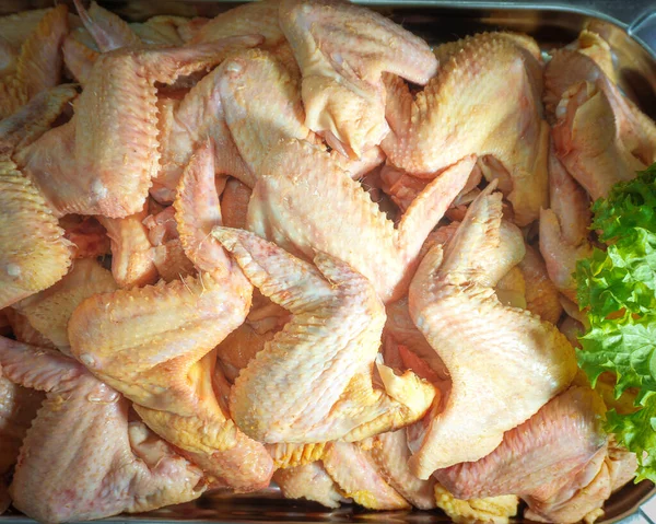 バザールのカウンターで鶏の羽肉 — ストック写真