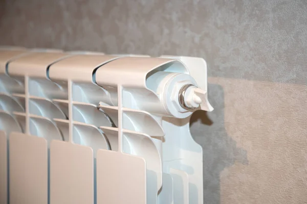 Regelaar Een Witte Huisverwarming Radiator Een Lichte Wand — Stockfoto