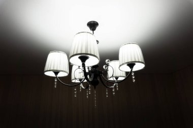 Tavan avizesi. Siyah-beyaz beş ışıklandırmalı.