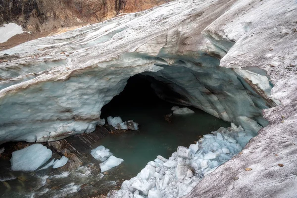 Tunel Wejście Pod Lodem Lodowcu Górskim Alibek Dombaju Karaczay Czerkiezja — Zdjęcie stockowe