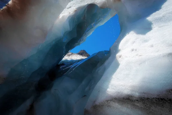 山の氷河の背景画像の中にある穴や断層や亀裂は — ストック写真