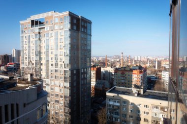 Kentsel sonbahar manzarası, çok katlı binalar Rostov-on-Don 'da mavi gökyüzüne karşı